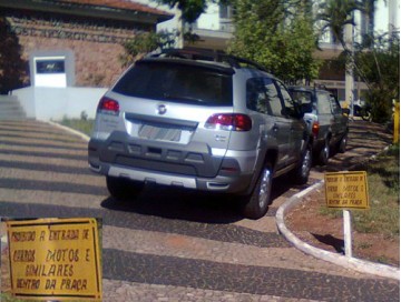 Pra�a Herm�nio Elorza vira estacionamento particular