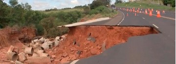 Imagem mostra aumento de eros�o na rodovia SP 294, em Quintana