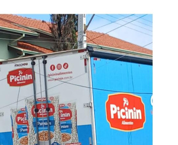 Caminh�o enrosca em fia��o e interdita tr�nsito na Avenida Vargas, pr�ximo ao cruzamento com a Fernando Costa