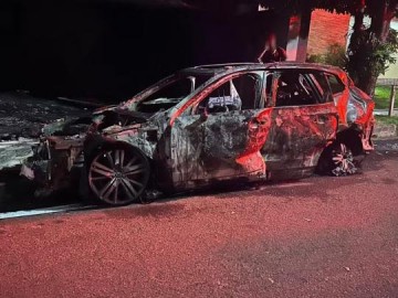 Carro h�brido pega fogo enquanto carregava em garagem de casa em condom�nio de luxo, em Presidente Prudente