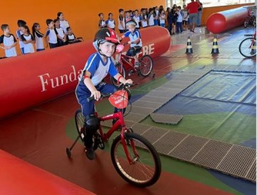 Projeto traz Educao para o Trnsito a alunos em mini cidade montada na quadra do Sesi