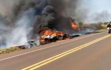 V�DEO: Em Santa Mercedes motorista perde o controle da dire��o, carro bate em placa de sinaliza��o e inc�ndio destr�i ve�culo