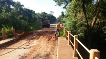 Prefeitura de Salmour�o n�o aguenta press�o e manda arrumar ponte branca com ajuda de usinas