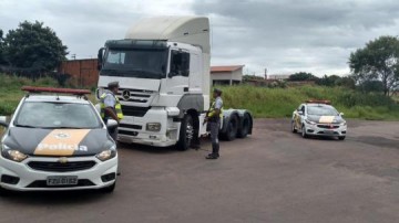 Caminh�o roubado � localizado �s margens da Rodovia Euclides de Oliveira Figueiredo