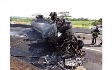Morre motorista de carreta que explodiu em rodovia