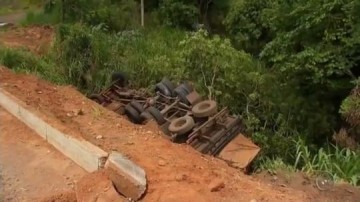 Motorista morre ap�s caminh�o cair em ribanceira em Mar�lia