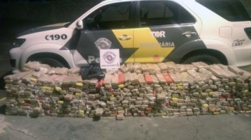 Casal � preso com mais de 780 kg de maconha, pistola e carregadores em caminh�o bitrem