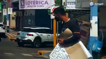 V�DEO: Venezuelano pede ajuda no centro de OC e mostra drama de refugiados