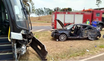 Acidente entre carro e �nibus deixa uma pessoa ferida na SP-425 em Parapu�