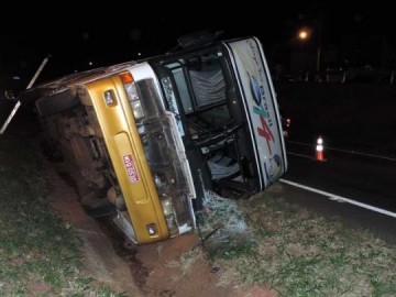 Motorista de �nibus escolar tenta desviar de acidente e tomba em Prudente