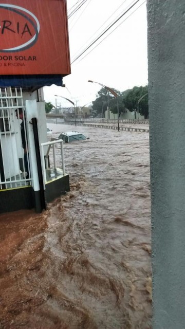 V�DEO: temporal causa alagamento em Birigui