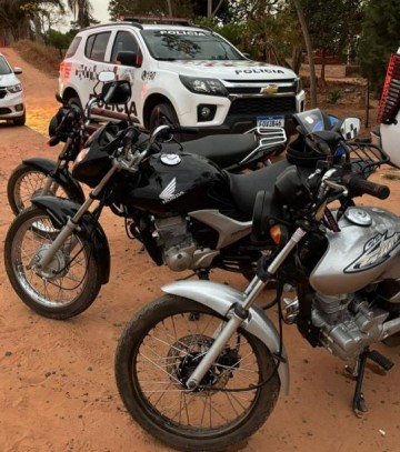 Pol�cia recupera motocicletas furtadas de loja durante a madrugada em Luc�lia
