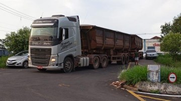 Caminh�o fica preso em obra da prefeitura e � tracionado por trator entre as Vilas Santa Helena e Esperan�a em Osvaldo Cruz