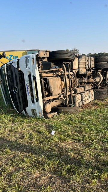 Caminh�o aliment�cio tomba e prejudica trecho de obras na Rodovia Assis Chateaubriand entre o km 415 e o km 418