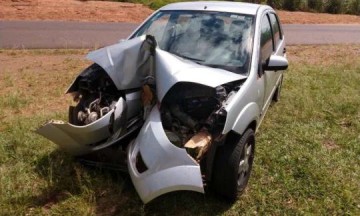 Mulher passa mal, bate carro em �rvore em Luc�lia