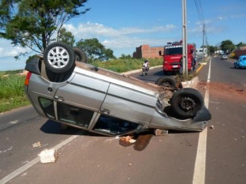 Uno de Luc�lia capota ap�s colidir em canteiro
