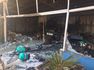 Inc�ndio destr�i loja de piscinas em Presidente Prudente