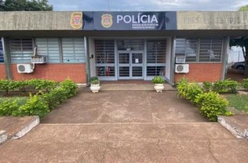 M�e golpeia cabe�a de filha com martelo, tenta enforcar a adolescente e acaba presa em Presidente Epit�cio