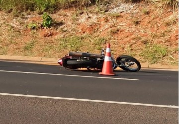 Batida entre motocicleta e caminh�o mata mulher em Junqueir�polis