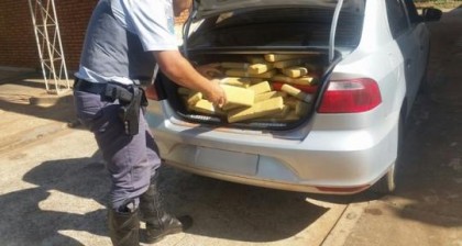 Droga foi localizada no porta-malas do veculo abordado pela Polcia Rodoviria (Foto: Polcia Militar/Cedida)