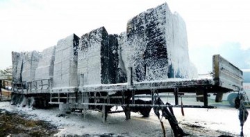 Semirreboque com carga de celulose pega fogo em Fl�rida Paulista