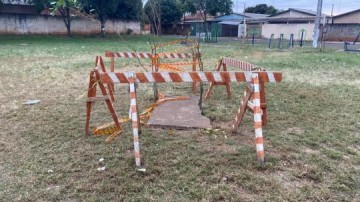 Criana de sete anos cai em buraco com oito metros de profundidade em campo de futebol, em Martinpolis