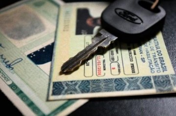 Adolescente � surpreendido por policiais dirigindo moto sem habilita��o em Osvaldo Cruz