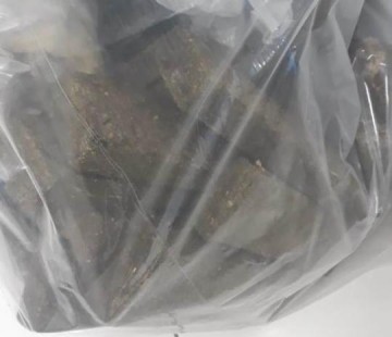 Pol�cia Rodovi�ria apreende 35kg de maconha com mulher em Parapu�