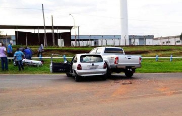 Atalho pr�ximo ao Grupoeste � piv� de acidente entre caminhonete e Corsa na regi�o do trevo de Osvaldo Cruz