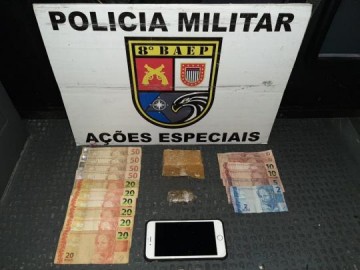 Em abordagem, Baep localiza drogas, prende dupla e frustra estimativa de lucro de R$ 50 mil com venda de crack