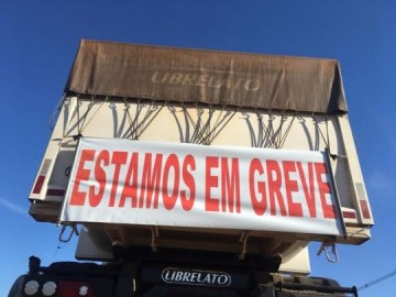 Caminhoneiros entram no terceiro dia de protestos no Oeste Paulista
