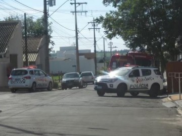 Trabalhador da constru��o civil � socorrido ap�s ficar com as pernas soterradas em um buraco, em Dracena