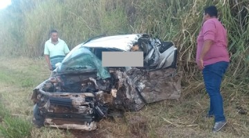 Colis�o entre carreta e picape provoca a morte de uma pessoa em Fl�rida Paulista