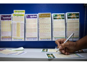 Mega acumula e paga R$ 102 milh�es amanh�