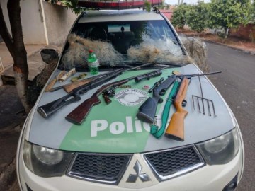 Polcia Ambiental encontra couro de cobra, redes, tarrafas e armas de fogo em Queiroz