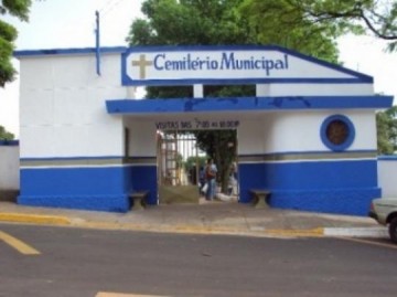 VDEO: Famlias intensificam cuidados em tmulos no cemitrio de Osvaldo Cruz
