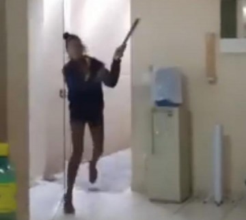 VDEO: assista o momento em que mulher fez quebra-quebra no S.O.S. de Osvaldo Cruz