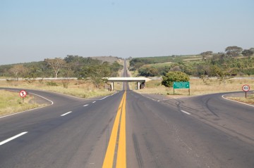 Caminh�o tomba e pega fogo na SP-425 em Parapu�