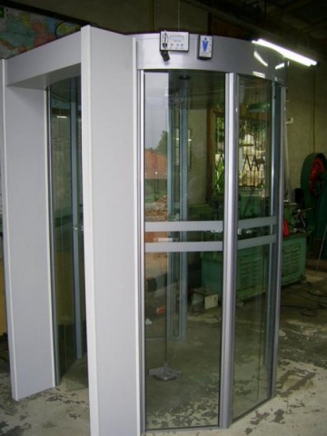 Bancos aposentam portas com detectores de metais