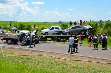 Tr�s da mesma fam�lia morrem na colis�o com caminh�o entre Bilac e Gabriel Monteiro