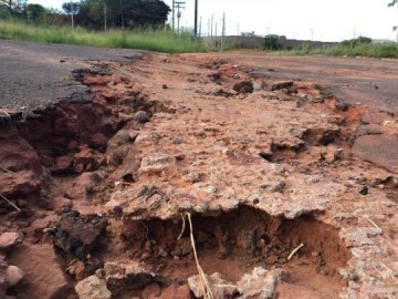 EU REP�RTER: Morador reclama de buracos abertos entre os bairros Ip�-1 e Ip�-2