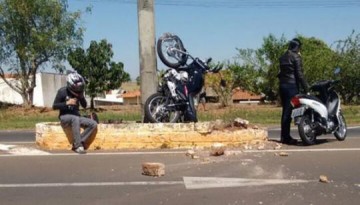 Acidente faz moto parar na vertical junto ao poste em Adamantina
