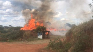 V�DEO: Inc�ndio clandestino causa polui��o a partir do ecoponto municipal ao lado do cemit�rio em OC