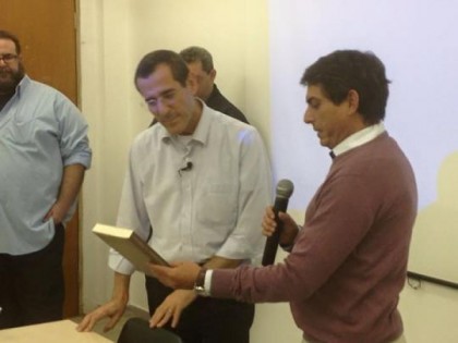 Prof. Dr. Roberto Reis, coordenador dos cursos de Comunicao da Faccat, entrega livro ao jornalista Arnaldo Duran (foto Giuliano Panvchio)