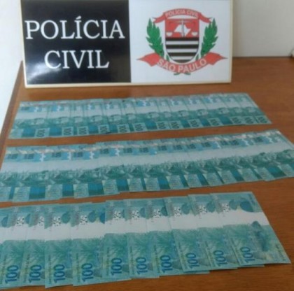 Foram apreendidos R$ 3,8 mil em notas falsas no distrito de Porto Primavera, em Rosana (Foto: Cedida/Polcia Civil)