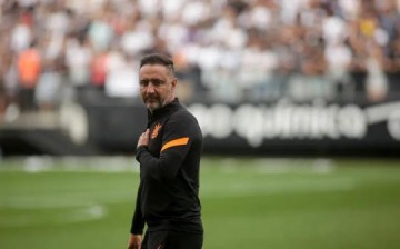 V�tor Pereira xinga F�bio Santos de covarde e exp�e elenco do Corinthians