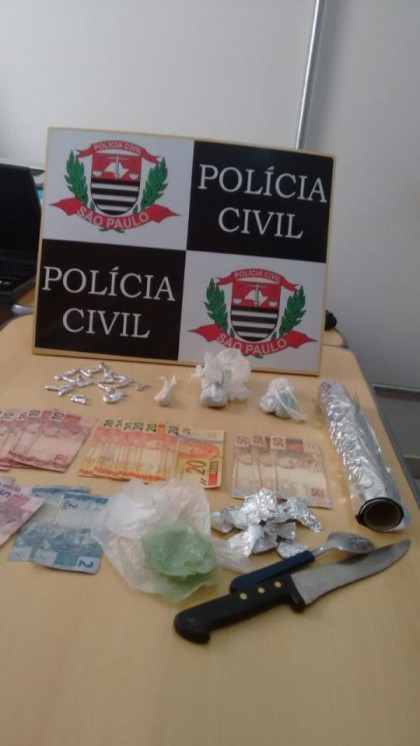 Polcia Civil ainda apreendeu drogas e R$ 384 em dinheiro (Foto: Polcia Civil/Cedida)