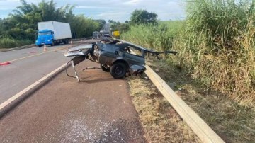 Duas pessoas morrem em colis�o entre carro e carreta na Rodovia Assis Chateaubriand, em Estrela do Norte