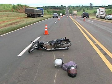 Acidente entre moto e caminh�o mata uma pessoa em Santo Anast�cio