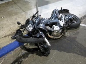 Motociclista morre ao bater em ambulncia municipal que transportava paciente, em Dracena